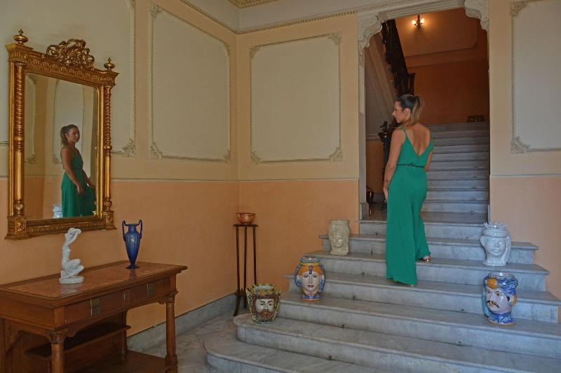 ريبوسْتو B&B Di Charme Camelie Palazzo Nicotra المظهر الخارجي الصورة