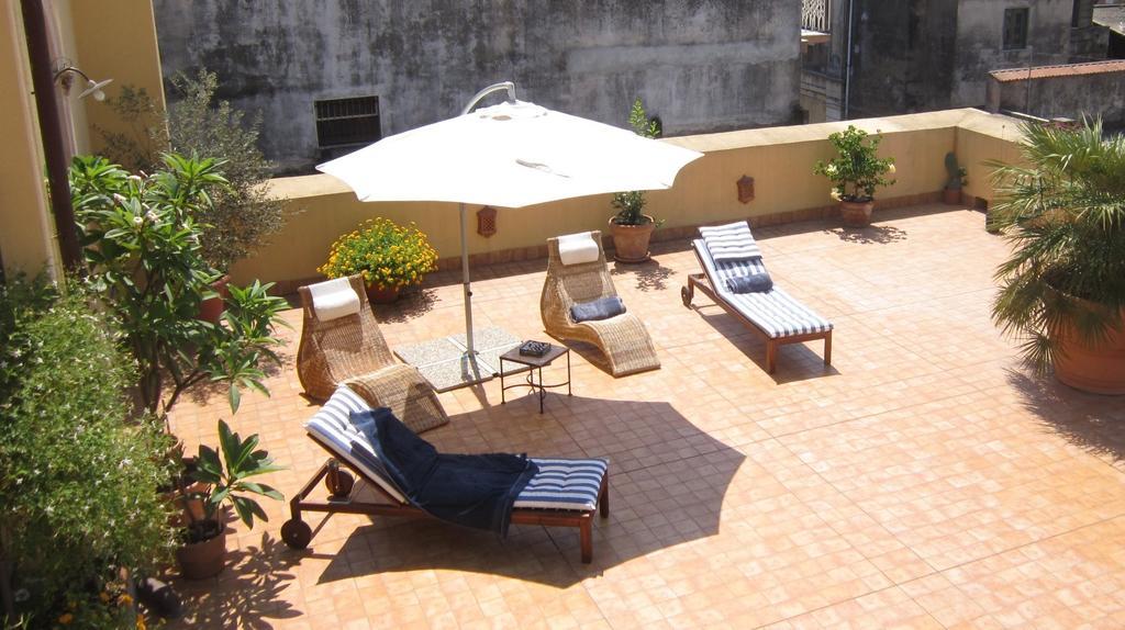 ريبوسْتو B&B Di Charme Camelie Palazzo Nicotra المظهر الخارجي الصورة