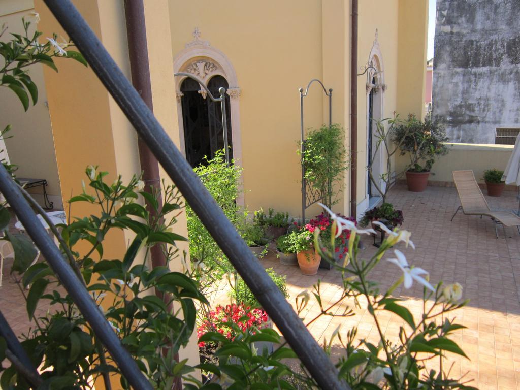 ريبوسْتو B&B Di Charme Camelie Palazzo Nicotra المظهر الخارجي الصورة