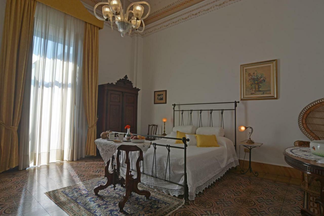 ريبوسْتو B&B Di Charme Camelie Palazzo Nicotra المظهر الخارجي الصورة