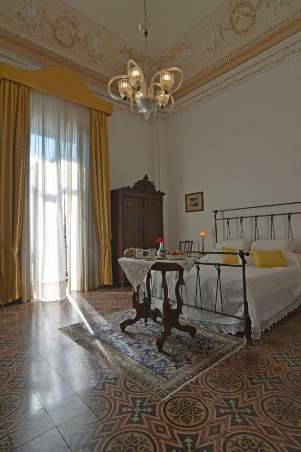 ريبوسْتو B&B Di Charme Camelie Palazzo Nicotra المظهر الخارجي الصورة
